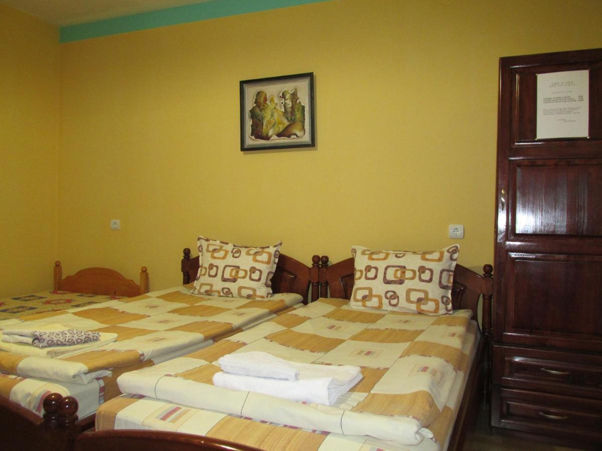 Pri Orehite Guesthouse Oreshak  Bagian luar foto