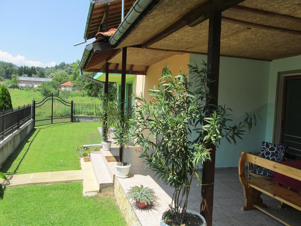 Pri Orehite Guesthouse Oreshak  Bagian luar foto