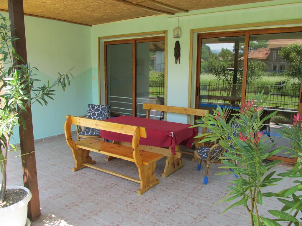 Pri Orehite Guesthouse Oreshak  Bagian luar foto