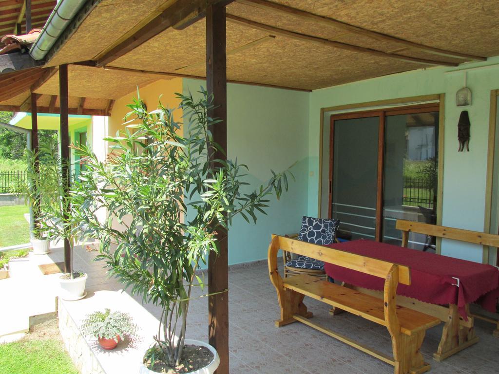 Pri Orehite Guesthouse Oreshak  Bagian luar foto