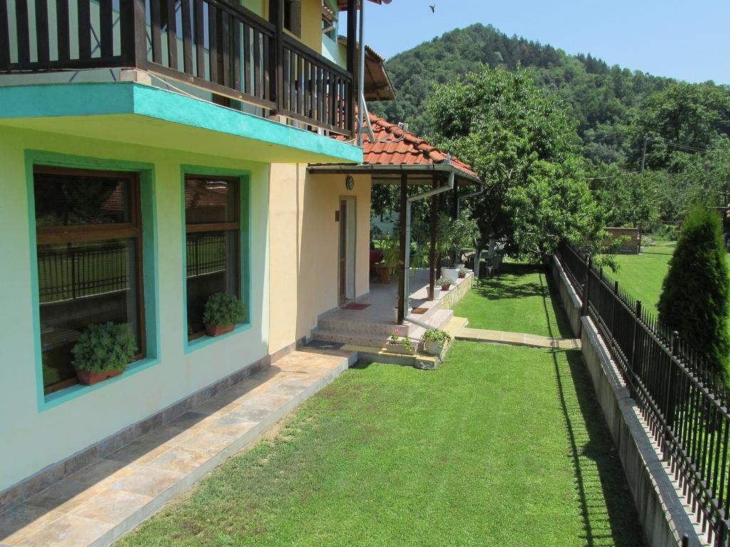 Pri Orehite Guesthouse Oreshak  Bagian luar foto